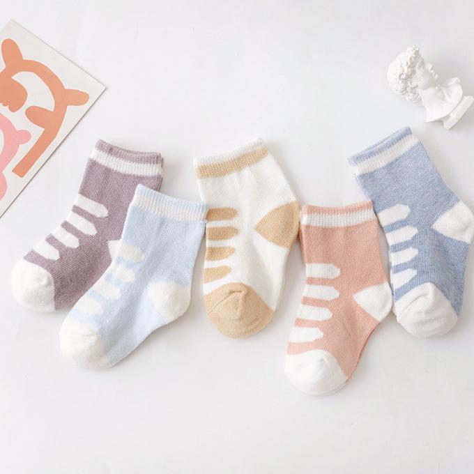 Baby trifft Biobaumwolle-Gleitschutzkarikatur hart, die nettes organisches Baby verrückte lustige Baumwollneugeborene Baumwollkundenspezifische Baby-Socken hart trifft