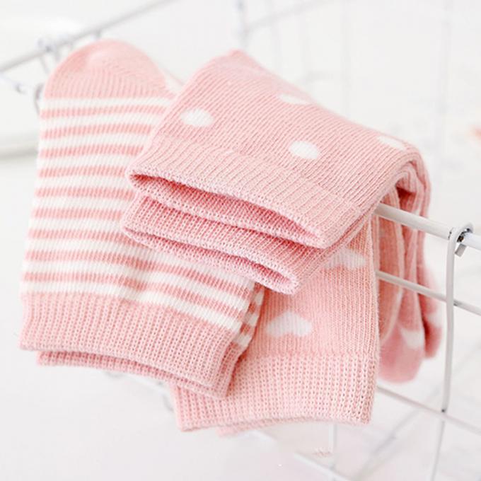 Baby trifft Biobaumwolle-Gleitschutzkarikatur hart, die nettes organisches Baby verrückte lustige Baumwollneugeborene Baumwollkundenspezifische Baby-Socken hart trifft