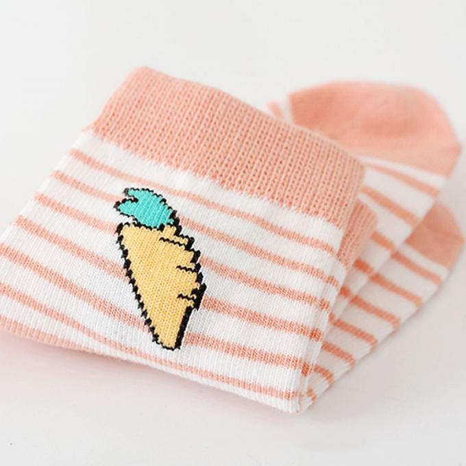 Baby trifft Biobaumwolle-Gleitschutzkarikatur hart, die nettes organisches Baby verrückte lustige Baumwollneugeborene Baumwollkundenspezifische Baby-Socken hart trifft