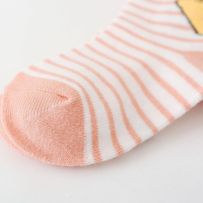 Baby trifft Biobaumwolle-Gleitschutzkarikatur hart, die nettes organisches Baby verrückte lustige Baumwollneugeborene Baumwollkundenspezifische Baby-Socken hart trifft