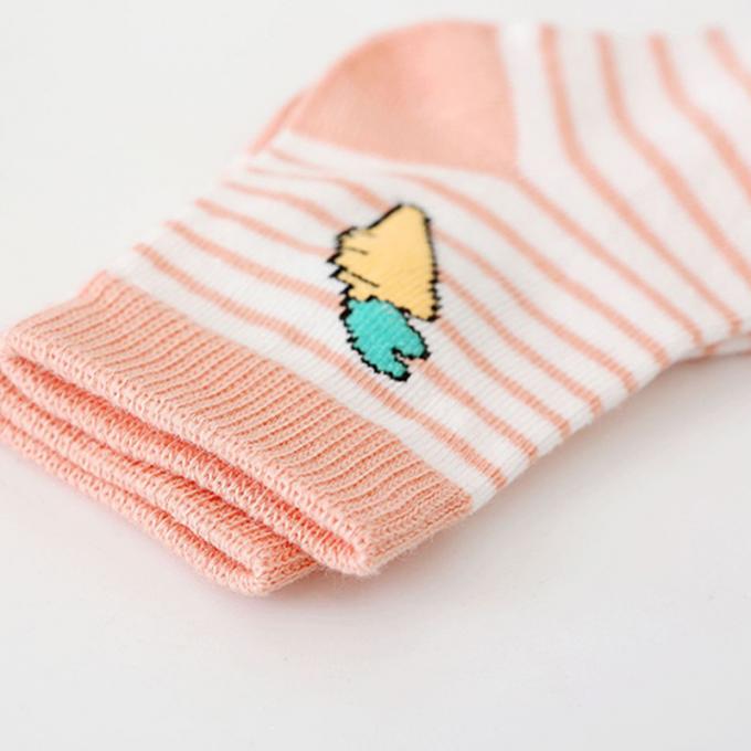 Baby trifft Biobaumwolle-Gleitschutzkarikatur hart, die nettes organisches Baby verrückte lustige Baumwollneugeborene Baumwollkundenspezifische Baby-Socken hart trifft