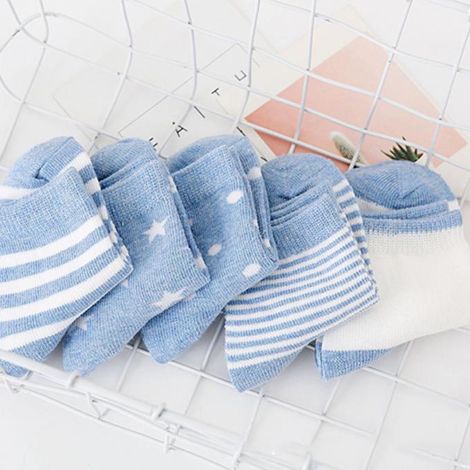 Baby trifft Biobaumwolle-Gleitschutzkarikatur hart, die nettes organisches Baby verrückte lustige Baumwollneugeborene Baumwollkundenspezifische Baby-Socken hart trifft