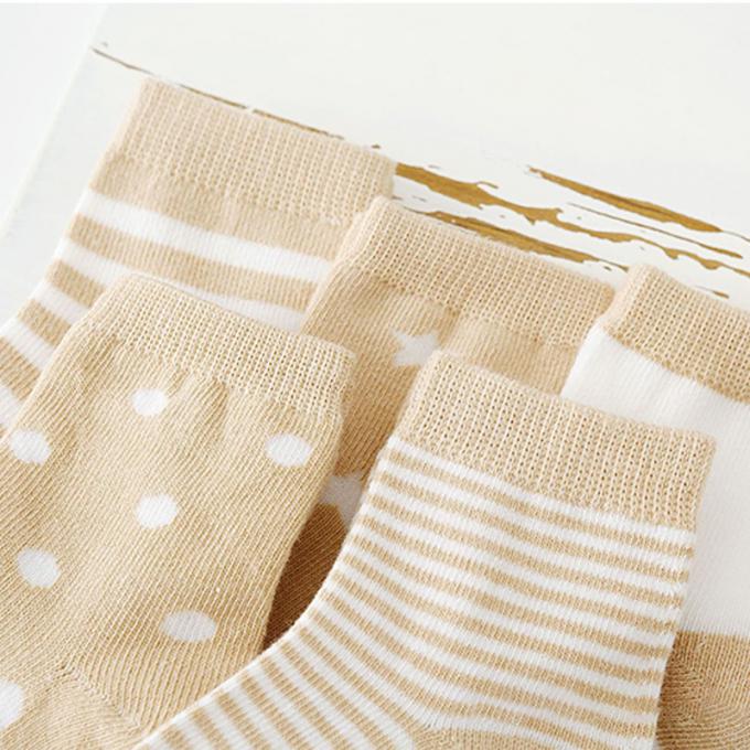 Baby trifft Biobaumwolle-Gleitschutzkarikatur hart, die nettes organisches Baby verrückte lustige Baumwollneugeborene Baumwollkundenspezifische Baby-Socken hart trifft