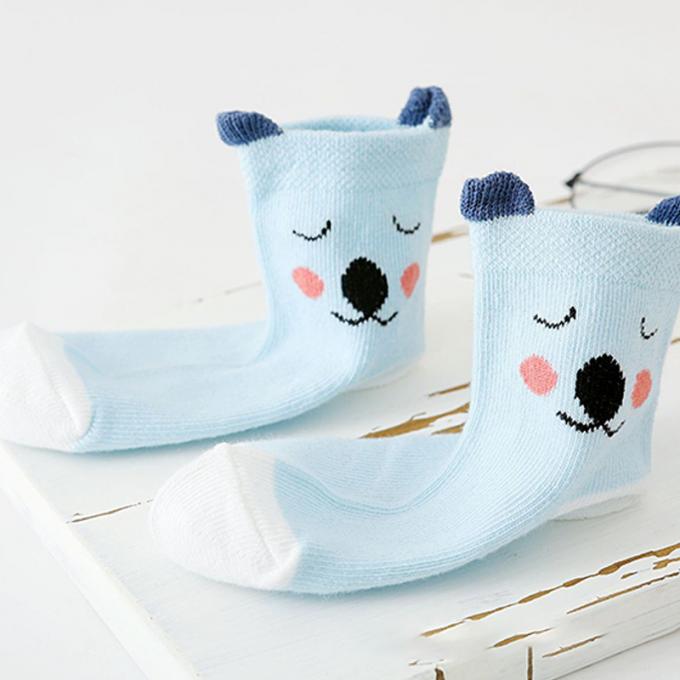Baby trifft Biobaumwolle-Gleitschutzkarikatur hart, die nettes organisches Baby verrückte lustige Baumwollneugeborene Baumwollkundenspezifische Baby-Socken hart trifft