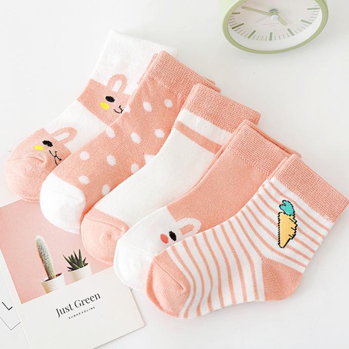 Baby trifft Biobaumwolle-Gleitschutzkarikatur hart, die nettes organisches Baby verrückte lustige Baumwollneugeborene Baumwollkundenspezifische Baby-Socken hart trifft