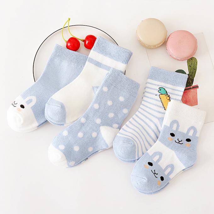 Baby trifft Biobaumwolle-Gleitschutzkarikatur hart, die nettes organisches Baby verrückte lustige Baumwollneugeborene Baumwollkundenspezifische Baby-Socken hart trifft