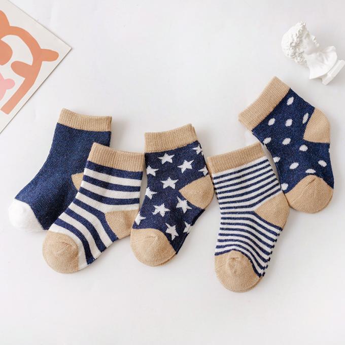 Baby trifft Biobaumwolle-Gleitschutzkarikatur hart, die nettes organisches Baby verrückte lustige Baumwollneugeborene Baumwollkundenspezifische Baby-Socken hart trifft