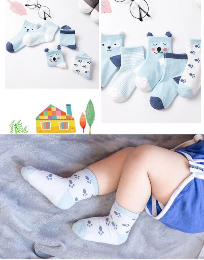 Baby trifft Biobaumwolle-Gleitschutzkarikatur hart, die nettes organisches Baby verrückte lustige Baumwollneugeborene Baumwollkundenspezifische Baby-Socken hart trifft