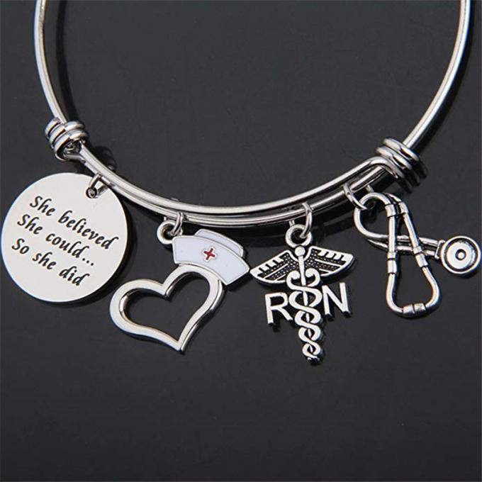 Mode 	 Frauen-Armband-Goldarmband-Buchstabe-Armband ringsum hängende Armband-Frauen