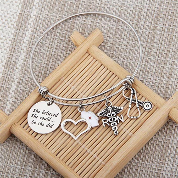 Mode 	 Frauen-Armband-Goldarmband-Buchstabe-Armband ringsum hängende Armband-Frauen