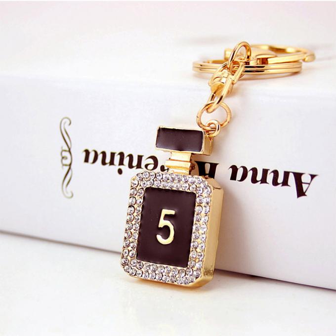 Kreatives Diamant-verziertes Damen-Parfümflascheschlüsselkette weibliches Taschen-Zusatz-Bergkristall-Metall Crystal Keychain