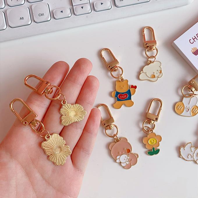 Großhandelskaninchenschlüsselkette kleines Blumen-Metallhängende Tasche verziert Zusatz-nette Karikatur Keychains für Frauen