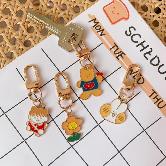 Großhandelskaninchenschlüsselkette kleines Blumen-Metallhängende Tasche verziert Zusatz-nette Karikatur Keychains für Frauen
